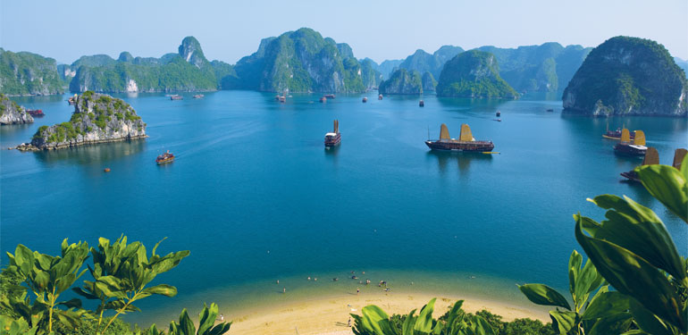 Bahía Halong, Vietnam, cruceros East and Asia Cruises. EworldCruises.com Bahía Halong, Vietnam, cruceros East and Asia Cruises. EworldCruises.com